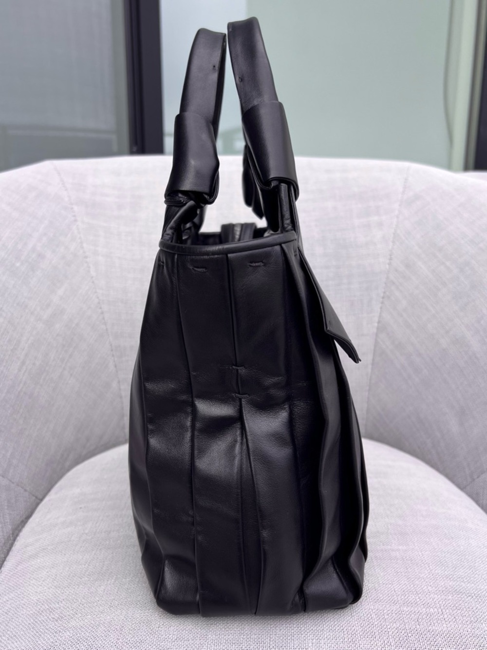 Valentino Garavani Atelier 05 Medium Pleated Black Leather Tote Black - Picture 3 of 11